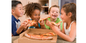 kids eating pizza